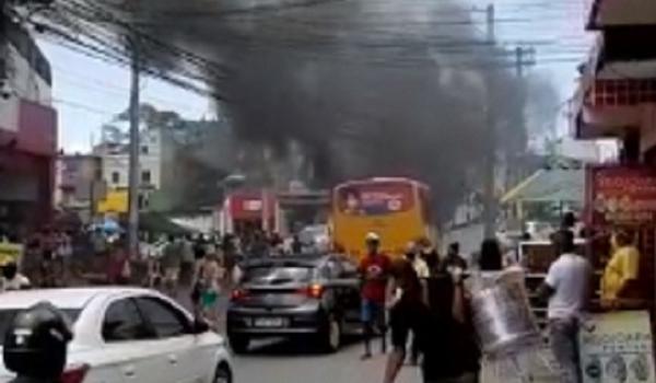 Protesto interdita trânsito em Sussuarana após mulher morrer, vítima de "bala perdida"