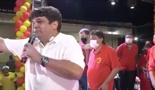 Candidato a prefeito coloca mudos para discursar em convenção e vídeo viraliza; assista 