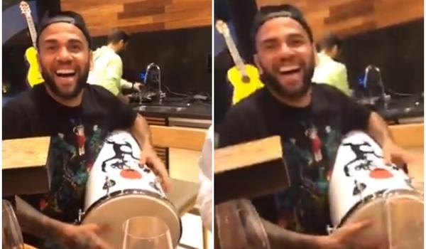  Daniel Alves desfalca time após fratura no braço e causa polêmica ao aparecer tocando percussão; "calma, gente"