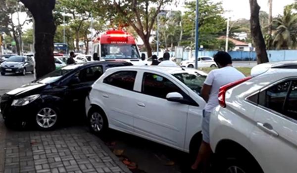 VÍDEO: Motorista de ônibus perde o controle da direção e quase esmaga carro em Ondina