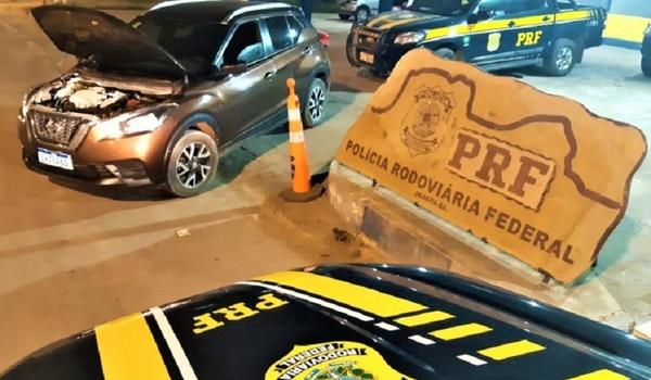 PRF prende homem que conduzia carro roubado, na BR-242; motorista revelou que está em regime aberto