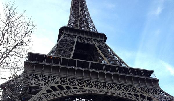 Polícia evacua Torre Eiffel após ameaça de bomba, segundo jornal