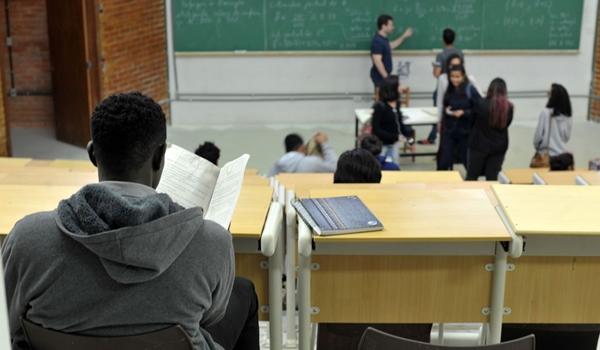 Fies: estudantes podem suspender pagamentos enquanto durar a pandemia de Covid-19; confira as regras 