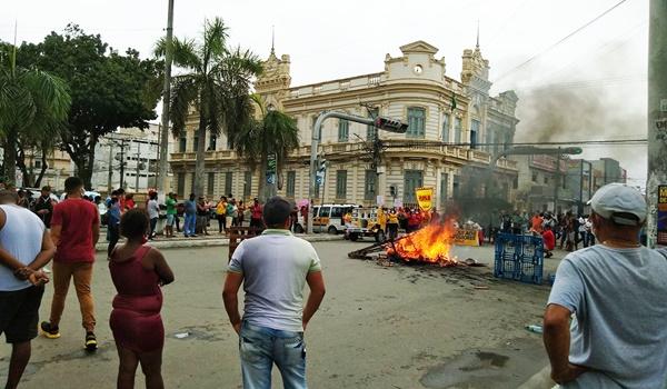 Feira de Santana: vândalos que danificaram boxes de camelôs causaram prejuízo de 40 mil; polícia investiga