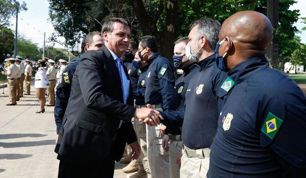 Bolsonaro anuncia abertura de mais 2 mil vagas para a Polícia Rodoviária Federal