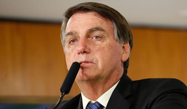 Bolsonaro passa por cirurgia para retirada de cálculo e está clinicamente estável, diz hospital 