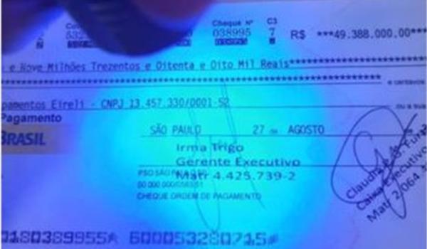 Trio tenta descontar cheque de R$ 49,3 milhões, mas é desmascarado por luz ultravioleta da polícia 