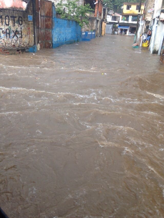 Chuva alaga ruas da Cidade Baixa e complica trânsito na região