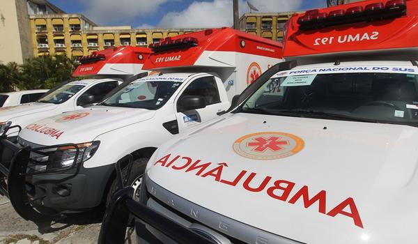 Acidente entre dois carros e um ônibus deixa uma pessoa ferida no bairro de Piatã