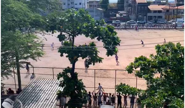 Futebol amador no campo do Lasca desrespeita recomendação da prefeitura;  torcedores aglomerados e sem  máscaras; assista 