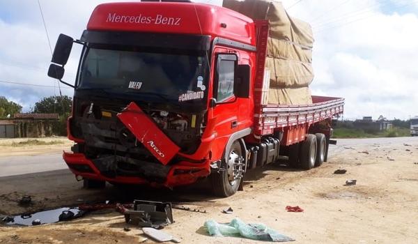 Quatro morrem após carro bater contra caminhão que transportava vidros na BR-101