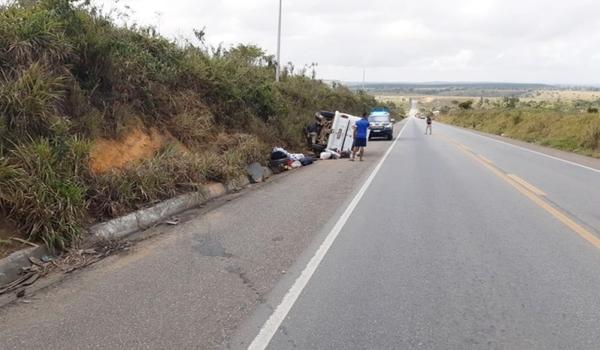 Sete pessoas da mesma família ficam feridas após Kombi tombar na BR-101; grupo voltava de passeio 