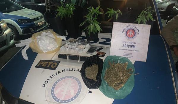 Suspeito de gerenciar facção é preso com  comparsa no bairro de Pituaçu; crack e maconha foram apreendidos