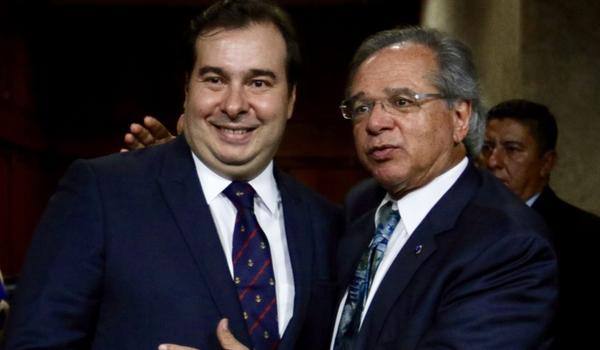 Após ser acusado de travar privatizações, Rodrigo Maia chama Paulo Guedes de "desequilibrado"