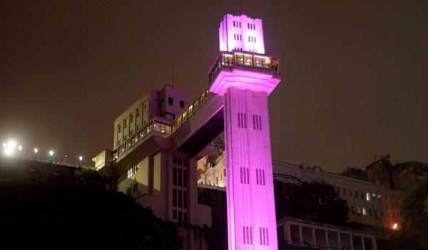 Outubro Rosa: monumentos de Salvador recebem iluminação especial 