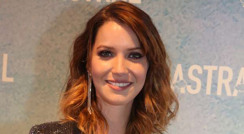 Nathalia Dill passa por saia-justa no Video Show