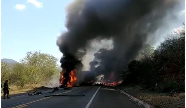 Acidente entre carretas e carro de passeio deixa uma pessoa morta na BR-116