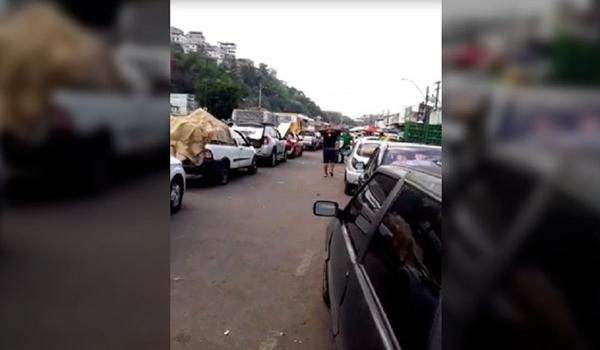 "Feriadão" leva centenas à fila do ferry-boat na Calçada e provoca congestionamento 