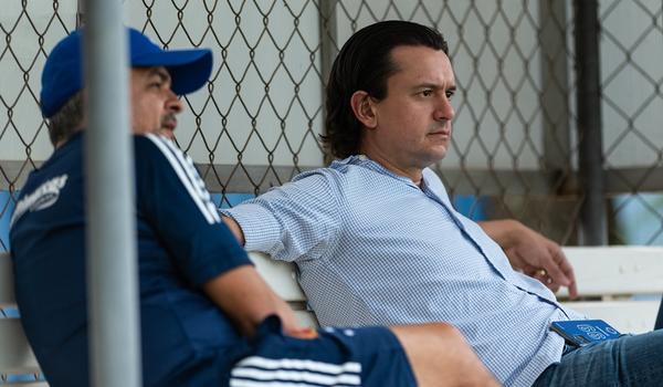 Na zona de rebaixamento da Série B, torcedores cobram presidente do Cruzeiro e invadem CT do clube; assista