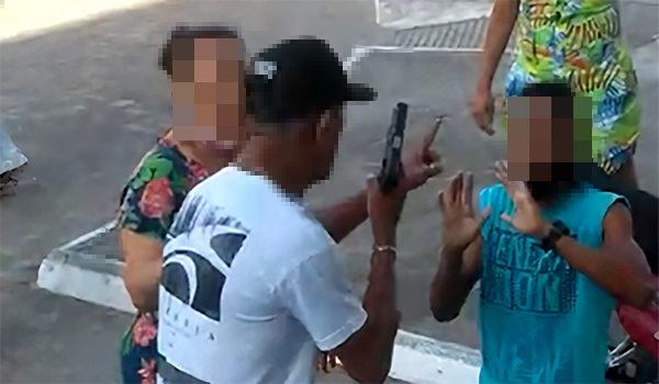 Assista: jovem negro é humilhado na frente da mãe por suposto policial em Cajazeiras; "você iria me assaltar"