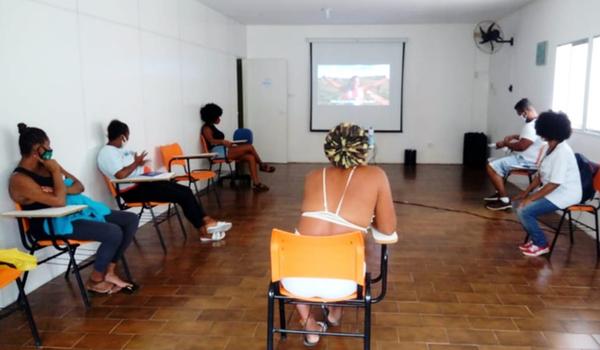 Participantes do programa 'Corra pro Abraço' se emocionam ao assistir o premiado filme "Motriz"