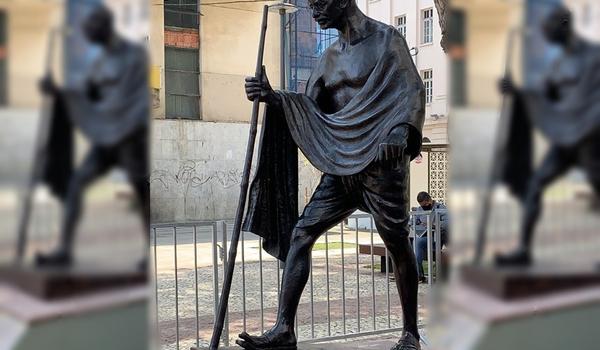 Estátua de Gandhi é instalada no bairro do Comércio; obra foi presente enviado pelo governo da Índia 