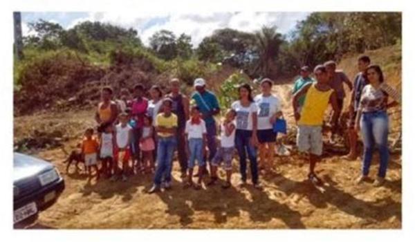 Alunos de colégio particular de Salvador entregam presentes para crianças do Quilombo Rio dos Macacos 