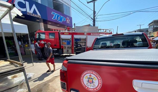 Loja fica destruída após incêndio no bairro de São Cristóvão, em Salvador 