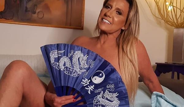 Pelas redes sociais, Rita Cadillac reclama de pedidos de nudes: ?Sua mulher sabe??