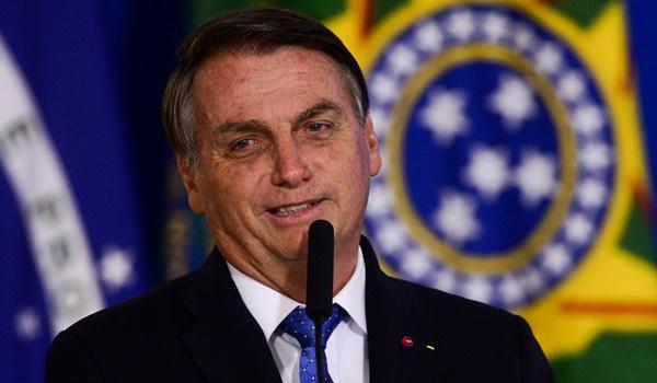 Bolsonaro promete "voadora no pescoço" de corruptos no governo; "a gente bota pra correr"