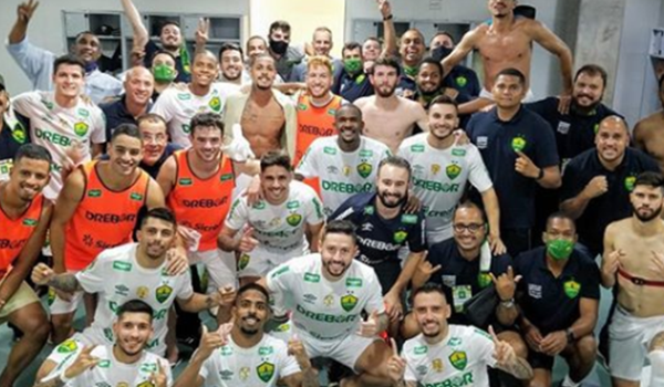 Jogadores do Cuiabá ficam assustados durante turbulência em voo para Mato Grosso; "me leva para casa, Senhor"