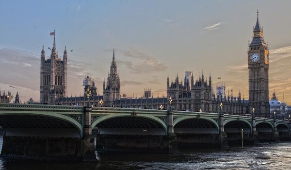 Londres adota lockdown mais rígido para conter segunda onda crescente da Covid-19