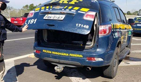 Homem com mandado de prisão que expiraria em menos de um ano é preso em carro de luxo na Bahia