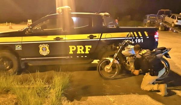 Pediu música? Bêbado, sem habilitação e com moto roubada, homem é preso pela PRF na Bahia 