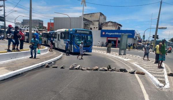 Mesmo com flexibilização, barraqueiros de Itapuã protestam contra a Prefeitura e atrapalham trânsito 