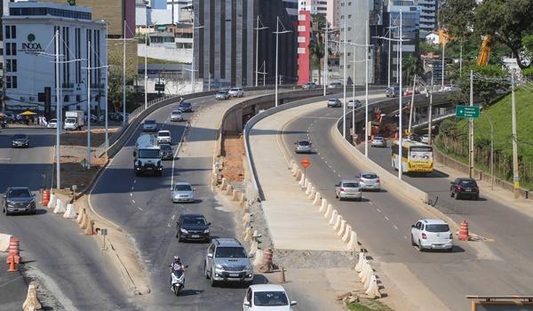 Caminhão cai em vala na Avenida ACM após motorista perder o controle ao desviar de buraco