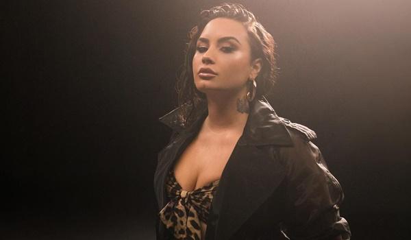 Cantora Demi Lovato afirma ter tido contato com seres extraterrestres por meio da meditação