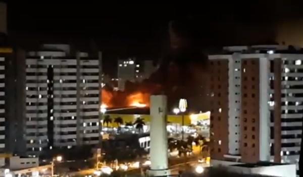 Incêndio atinge shopping em Aracaju; "tem gente gritando", diz criança, em vídeo 