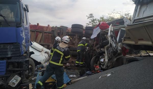 Uma pessoa morre durante batida entre carretas na BR-020; trânsito foi interrompido no local 