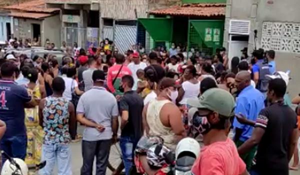 Enterro de criança morta a machadadas depois de assalto em Feira reúne dezenas de pessoas; "população revoltada"