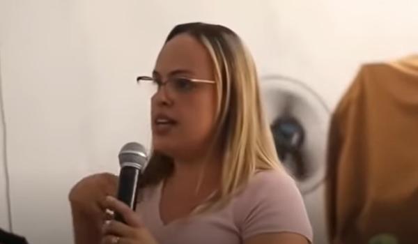 Pastora diz em culto para ?meter a mão na cara e pisar no pescoço de filho rebelde?; veja vídeo