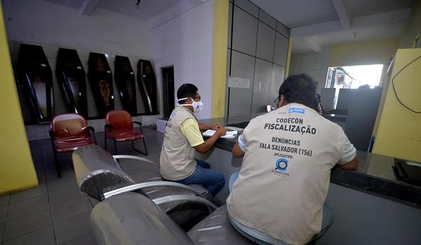 Funerárias são notificadas em Salvador durante operação que antecede Dia de Finados 