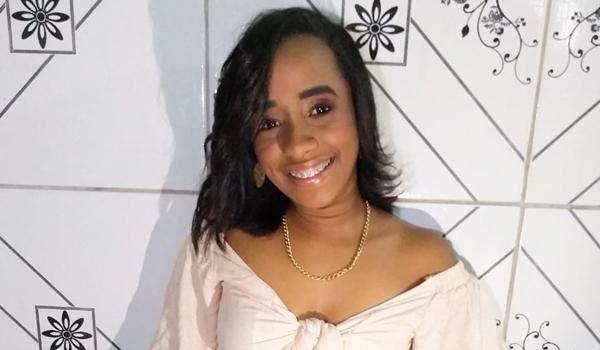 Mãe de bebê, jovem de 18 anos é morta por bala perdida na frente das amigas na Bahia; "muitos tiros", diz mãe