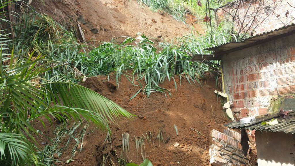 Chuva provoca deslizamento de terra no Lobato; casas são atingidas