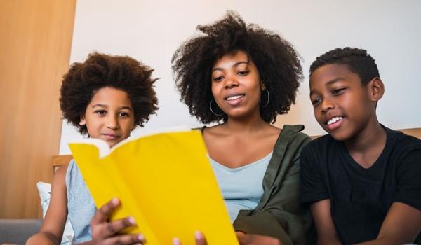 No Dia Nacional do Livro, veja a importância da leitura em família na construção da educação