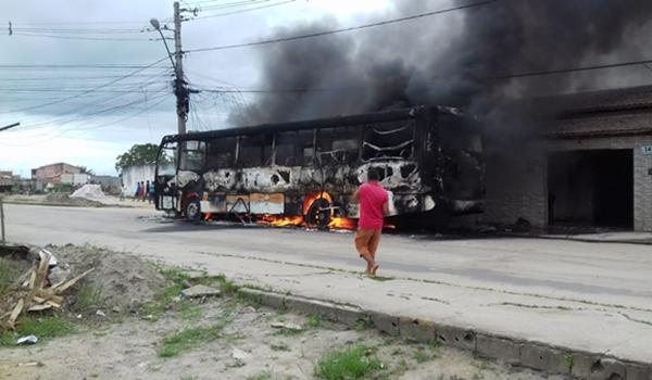 Segundo ônibus é incendiado em Eunápolis nesta semana; PM conseguiu impedir que suspeitos queimassem o terceiro