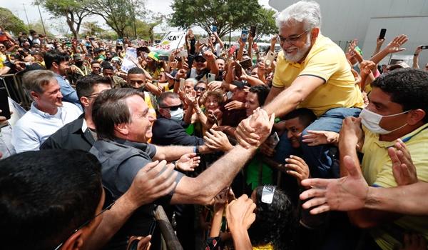 Bolsonaro faz piada homofóbica ao tomar refrigerante cor de rosa: "virei boiola igual maranhense, é isso?"