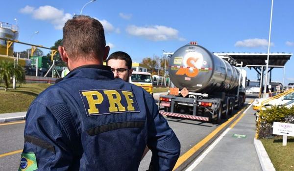 Caminhões estão proibidos de rodar em rodovias federais com pista simples, como a BR-101, durante feriado; veja horários