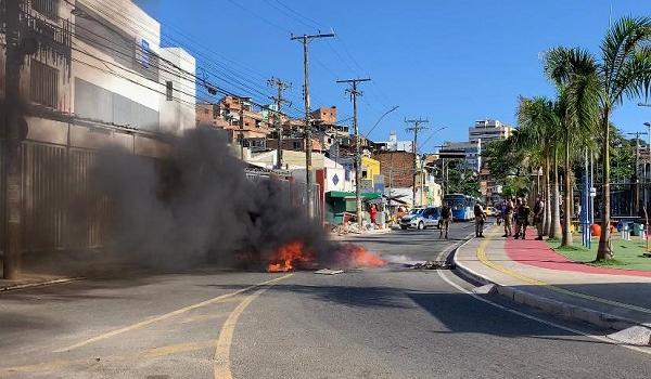 Moradores do Vale das Pedrinhas protestam contra morte em ação da Rondesp; PM diz que homem era gerente do tráfico 