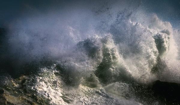 Frente fria pode provocar ventos de até 60 km/h e ondas de 3,5 metros no sul da Bahia